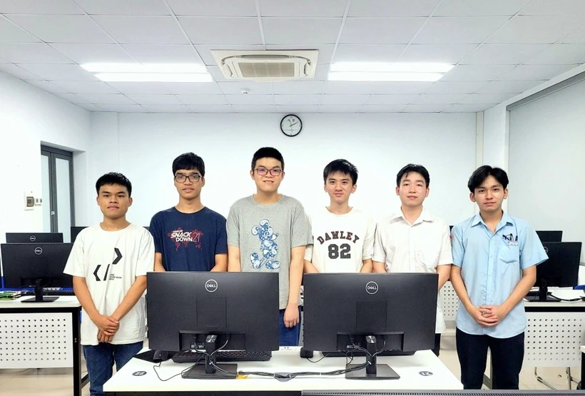6 học sinh Việt Nam dự thi Olympic Tin học Châu Á Thái Bình Dương năm 2023. Ảnh CTV 6 học sinh Việt Nam dự thi Olympic Tin học Châu Á Thái Bình Dương năm 2023. Ảnh CTV