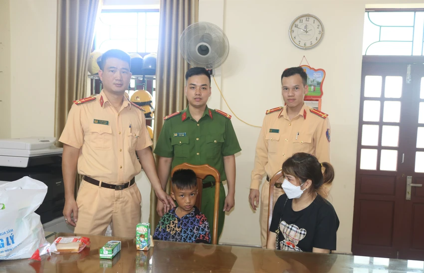 Đội CSGT-TT, Công an TP Móng Cái bàn giao cháu Hiếu cho mẹ. Ảnh CA Đội CSGT-TT, Công an TP Móng Cái bàn giao cháu Hiếu cho mẹ. Ảnh CA