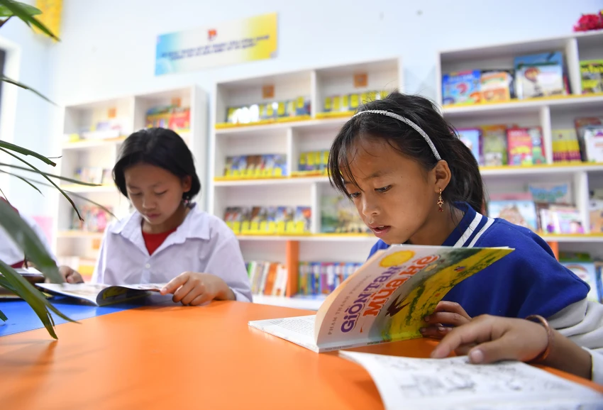 Trong chuyến thiện nguyện này, Đoàn đã thực hiện xây dựng phòng đọc sách tặng trường PTDT bán trú Tiểu học và THCS Sà Phìn và trao tặng 1.500 đầu sách bao gồm sách tham khảo, sách kỹ năng, sách tiếng Anh, truyện lịch sử, truyện tranh, truyện cổ tích, thơ… cùng thư viện sách nói trực tuyến với 2.000 đầu sách cho phòng đọc. Trong chuyến thiện nguyện này, Đoàn đã thực hiện xây dựng phòng đọc sách tặng trường PTDT bán trú Tiểu học và THCS Sà Phìn và trao tặng 1.500 đầu sách bao gồm sách tham khảo, sách kỹ năng, sách tiếng Anh, truyện lịch sử, truyện tranh, truyện cổ tích, thơ… cùng thư viện sách nói trực tuyến với 2.000 đầu sách cho phòng đọc.