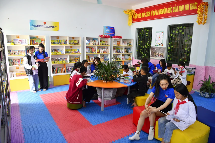 Với mong muốn mang đến cơ hội tiếp cận tri thức, xây dựng thói quen đọc sách cho các em học sinh vùng cao, mới đây đoàn thanh niên Bộ Văn hóa, Thể thao và Du lịch đã tổ chức chương trình thiện nguyện “Cùng mang sách về miền núi cao, hải đảo” với chủ đề “Thư viện trên đá” tại Trường Phổ thông dân tộc (PTDT) Bán trú Tiểu học và THCS Sà Phìn, xã Sà Phìn, huyện Đồng Văn, Hà Giang. Với mong muốn mang đến cơ hội tiếp cận tri thức, xây dựng thói quen đọc sách cho các em học sinh vùng cao, mới đây đoàn thanh niên Bộ Văn hóa, Thể thao và Du lịch đã tổ chức chương trình thiện nguyện “Cùng mang sách về miền núi cao, hải đảo” với chủ đề “Thư viện trên đá” tại Trường Phổ thông dân tộc (PTDT) Bán trú Tiểu học và THCS Sà Phìn, xã Sà Phìn, huyện Đồng Văn, Hà Giang.