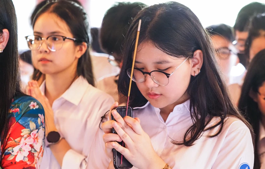 Ngoài việc cầu may mắn, đến Văn Miếu - Quốc Tử Giám, học sinh còn ổn định tâm lý, tăng thêm tự tin trước kỳ thi quan trọng. Ngoài việc cầu may mắn, đến Văn Miếu - Quốc Tử Giám, học sinh còn ổn định tâm lý, tăng thêm tự tin trước kỳ thi quan trọng.