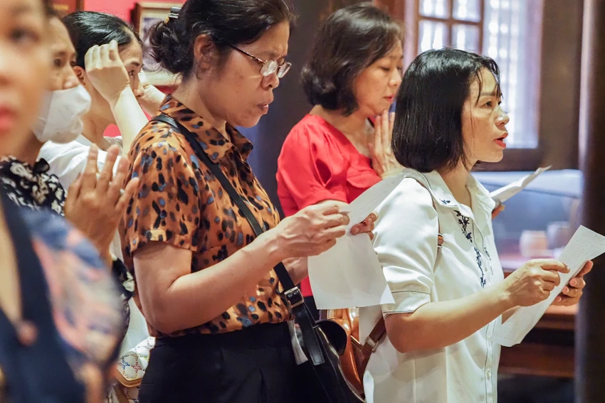 Chị Ngọc Hoa (ở quận Hoàn Kiếm) chia sẻ: "Để làm tốt bài thi thì kiến thức đã phải có sẵn trong đầu các con. Tuy nhiên, tôi tìm đến đền chùa như một điểm tựa tâm linh với hy vọng con tôi có thêm may mắn để có một suất nguyện vọng 1 vào trường công lập sắp tới". Chị Ngọc Hoa (ở quận Hoàn Kiếm) chia sẻ: "Để làm tốt bài thi thì kiến thức đã phải có sẵn trong đầu các con. Tuy nhiên, tôi tìm đến đền chùa như một điểm tựa tâm linh với hy vọng con tôi có thêm may mắn để có một suất nguyện vọng 1 vào trường công lập sắp tới".