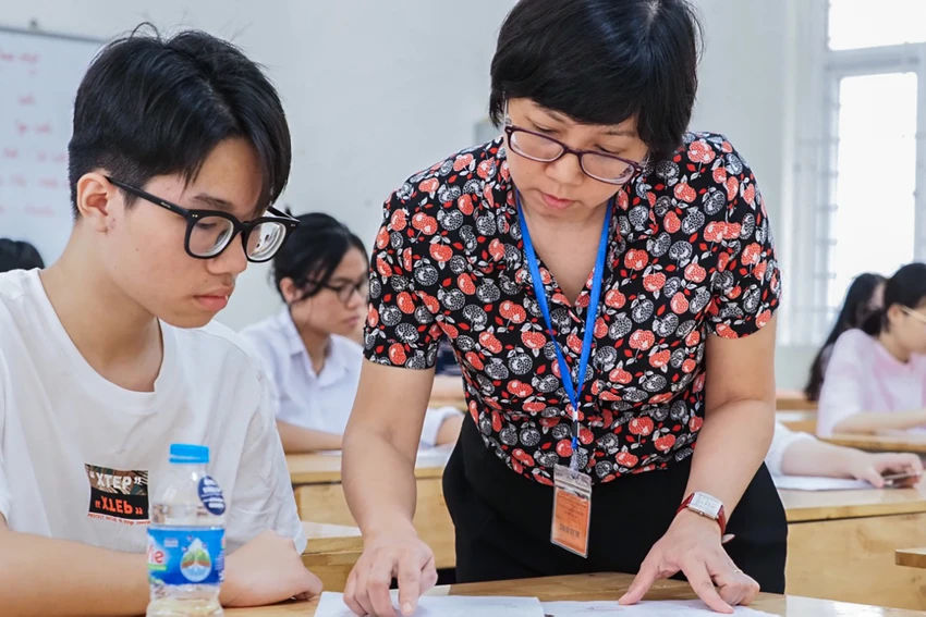 Đặc biệt, các thí sinh phải nhớ thực hiện đúng quy chế thi, nhất là các quy định liên quan đến điện thoại di động tuyệt đối không được mang đến phòng thi. Ảnh: PHI HÙNG Đặc biệt, các thí sinh phải nhớ thực hiện đúng quy chế thi, nhất là các quy định liên quan đến điện thoại di động tuyệt đối không được mang đến phòng thi. Ảnh: PHI HÙNG