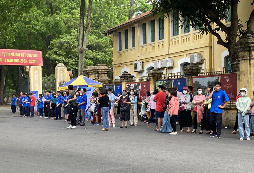 Tại điểm thi trường THPT Chu Văn An, khá nhiều phụ huynh cũng tỏ ra hồi hộp trong lúc đứng chờ con em mình phía ngoài. Với bài thi môn Ngữ văn, thí sinh sẽ làm bài thi theo hình thức thi tự luận, thời gian làm bài là 120 phút, bắt đầu từ 8 giờ đến 10 giờ. Tại điểm thi trường THPT Chu Văn An, khá nhiều phụ huynh cũng tỏ ra hồi hộp trong lúc đứng chờ con em mình phía ngoài. Với bài thi môn Ngữ văn, thí sinh sẽ làm bài thi theo hình thức thi tự luận, thời gian làm bài là 120 phút, bắt đầu từ 8 giờ đến 10 giờ.