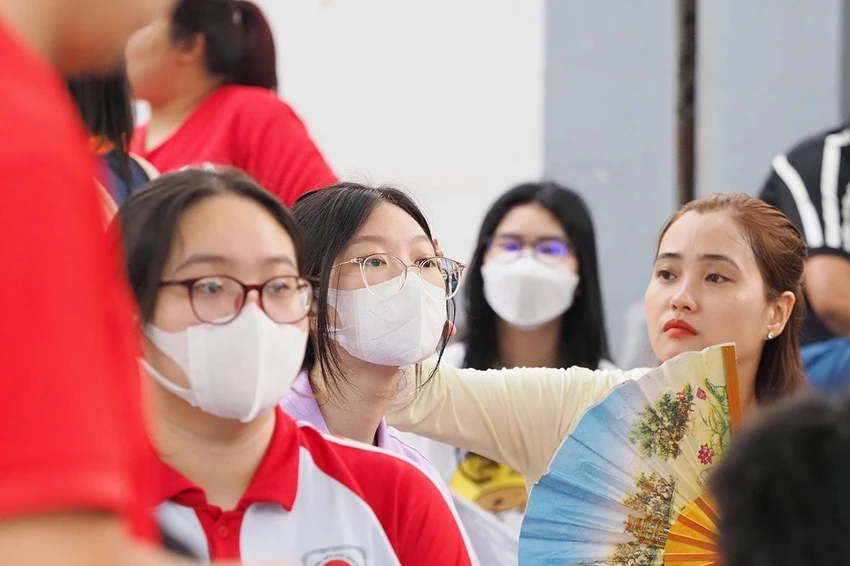 Không ít các bậc phụ huynh tỏ ra lo lắng trước môn thi đầu của con em mình. Không ít các bậc phụ huynh tỏ ra lo lắng trước môn thi đầu của con em mình.