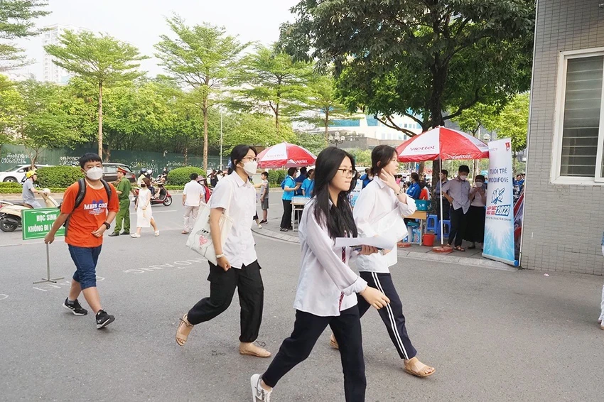 Toàn Hà Nội, có khoảng 115.000 thí sinh sáng nay sẽ bước vào thi môn đầu tiên là môn Ngữ văn trong kỳ thi tuyển sinh vào lớp 10. Toàn Hà Nội, có khoảng 115.000 thí sinh sáng nay sẽ bước vào thi môn đầu tiên là môn Ngữ văn trong kỳ thi tuyển sinh vào lớp 10.