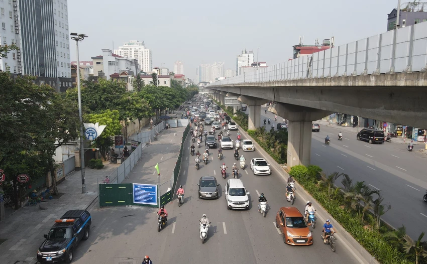 Trong tuần đầu, sau khi dựng lô cốt dài 60m để phục vụ cho việc thi công dự án Nhà máy xử lý nước thải Yên Xá, đoạn đường Nguyễn Trãi vốn là tuyến đường “nhạy cảm” về giao thông nay càng trở nên ùn tắc hơn.