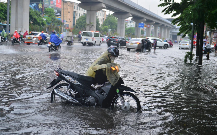 Có đoạn đường chìm trong "biển nước", nhiều người phải dắt xe đi qua.