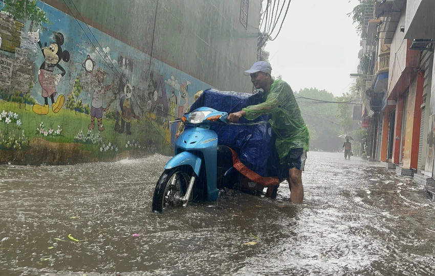 Một con ngõ trên đường Bùi Xương Trạch ngập sâu trong nước.