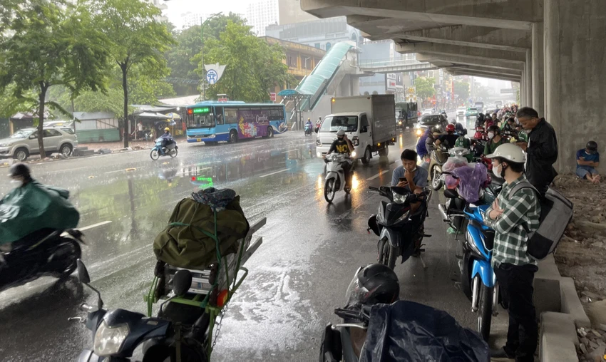 Trên đường Nguyễn Trãi, nhiều người bất ngờ với cơn mưa đã phải dừng xe đứng dưới gầm đường sắt trên cao để trú.