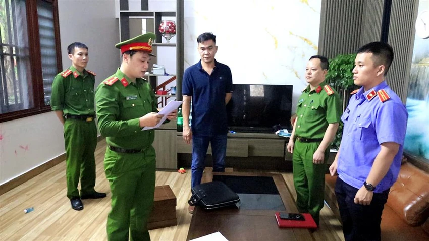 Cơ quan CSĐT Công an tỉnh Lạng Sơn ra Quyết định khởi tố vụ án, khởi tố bị can đối với Thân Tiến Huy (thứ 3 từ trái sang). Ảnh CA Cơ quan CSĐT Công an tỉnh Lạng Sơn ra Quyết định khởi tố vụ án, khởi tố bị can đối với Thân Tiến Huy (thứ 3 từ trái sang). Ảnh CA