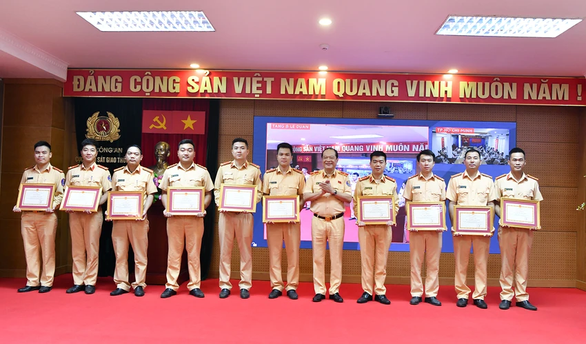 Thiếu tướng Lê Xuân Đức khen thưởng cho cán bộ, chiến sĩ có thành tích xuất sắc trong đợt 3 tăng cường hỗ trợ các trung tâm đăng kiểm. Ảnh CA Thiếu tướng Lê Xuân Đức khen thưởng cho cán bộ, chiến sĩ có thành tích xuất sắc trong đợt 3 tăng cường hỗ trợ các trung tâm đăng kiểm. Ảnh CA