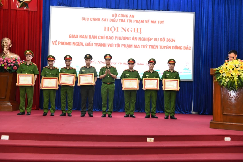 Thứ trưởng Nguyễn Duy Ngọc trao bằng khen của Bộ Công an có thành tích xuất sắc. Ảnh BCA Thứ trưởng Nguyễn Duy Ngọc trao bằng khen của Bộ Công an có thành tích xuất sắc. Ảnh BCA