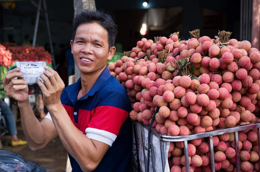 Tại mỗi điểm thu mua, người bán được phát phiếu, kèm theo giá bán. Hiện giá vải thiều từ 10.000 đến 35.000 đồng một kg, tuỳ vào mẫu mã và chất lượng. Tại mỗi điểm thu mua, người bán được phát phiếu, kèm theo giá bán. Hiện giá vải thiều từ 10.000 đến 35.000 đồng một kg, tuỳ vào mẫu mã và chất lượng.