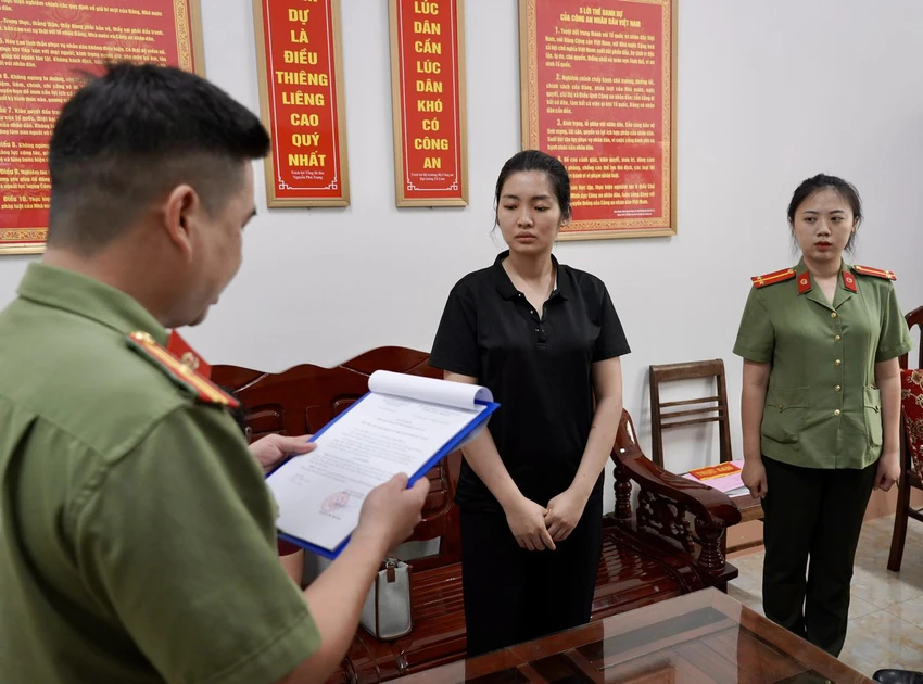 Đặng Phương Thảo nghe cơ quan công an đọc các quyết định. Ảnh CA Đặng Phương Thảo nghe cơ quan công an đọc các quyết định. Ảnh CA