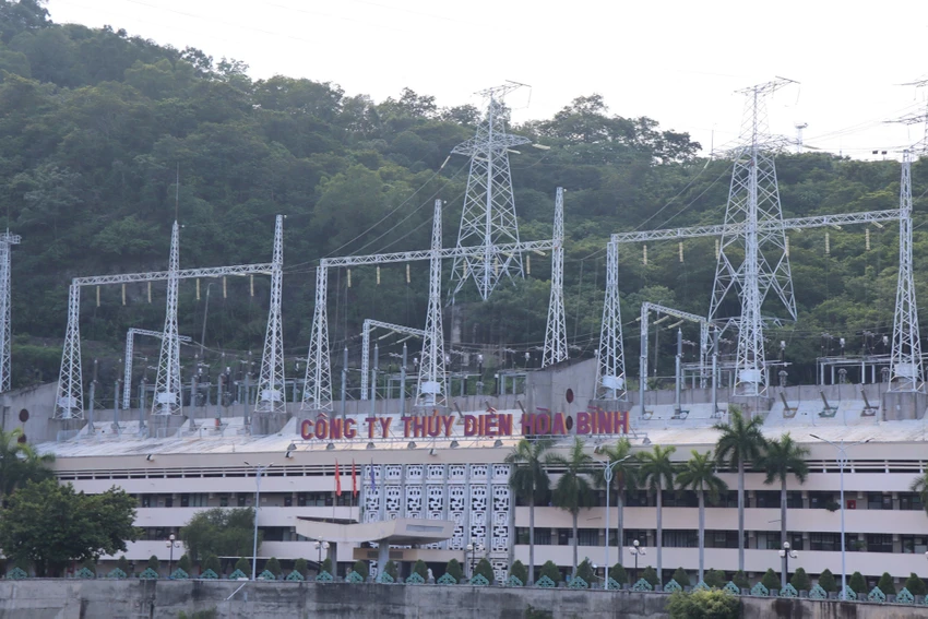 Theo ông Phạm Văn Vương, Giám đốc Công ty Thủy điện Hòa Bình, trong sáng 22-6, mực nước hồ là 102.09m, lượng nước về hồ đạt khoảng 300m3/s. Trước đó, chiều 11-6, Công ty thủy điện Hòa Bình cho biết, lượng nước về hồ thuỷ điện Hoà Bình rất thấp, chỉ khoảng 40 m3/s. Theo ông Phạm Văn Vương, Giám đốc Công ty Thủy điện Hòa Bình, trong sáng 22-6, mực nước hồ là 102.09m, lượng nước về hồ đạt khoảng 300m3/s. Trước đó, chiều 11-6, Công ty thủy điện Hòa Bình cho biết, lượng nước về hồ thuỷ điện Hoà Bình rất thấp, chỉ khoảng 40 m3/s.