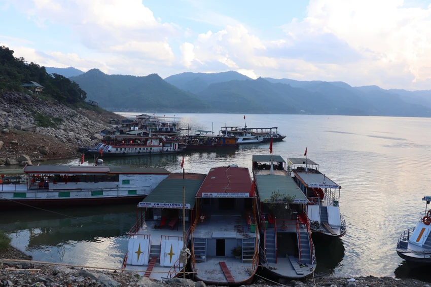 Bà Bùi Thị Hoa (45 tuổi, người dân tại cảng Bích Hạ) cho hay: “Mực nước của lòng hồ so với trước đó đã tăng lên, nhận thấy rõ nhất là sau các trận mưa. Từ đó, các hoạt động của chúng tôi trên lòng hồ được dễ dàng, thuận tiện hơn”. Bà Bùi Thị Hoa (45 tuổi, người dân tại cảng Bích Hạ) cho hay: “Mực nước của lòng hồ so với trước đó đã tăng lên, nhận thấy rõ nhất là sau các trận mưa. Từ đó, các hoạt động của chúng tôi trên lòng hồ được dễ dàng, thuận tiện hơn”.
