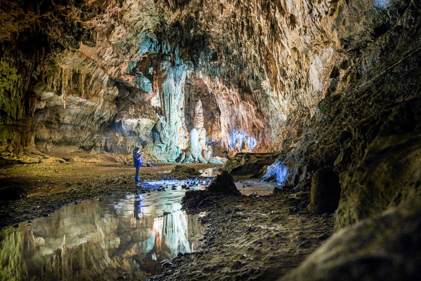Tỉnh miền núi Cao Bằng nằm ở vùng Đông Bắc nước ta, với địa hình hiểm trở nhiều đồi núi, nhiều rừng. Nhưng cũng vì thế mà cảnh quan thiên nhiên vô cùng tươi đẹp. Cao Bằng đóng góp vào bản đồ du lịch rất nhiều điểm đến hấp dẫn như hang Pắc Bó, Thác Bản Giốc, làng đá Khuổi Ky… Đặc biệt là động Ngườm Ngao một kiệt tác thiên nhiên hiếm có. Tỉnh miền núi Cao Bằng nằm ở vùng Đông Bắc nước ta, với địa hình hiểm trở nhiều đồi núi, nhiều rừng. Nhưng cũng vì thế mà cảnh quan thiên nhiên vô cùng tươi đẹp. Cao Bằng đóng góp vào bản đồ du lịch rất nhiều điểm đến hấp dẫn như hang Pắc Bó, Thác Bản Giốc, làng đá Khuổi Ky… Đặc biệt là động Ngườm Ngao một kiệt tác thiên nhiên hiếm có.