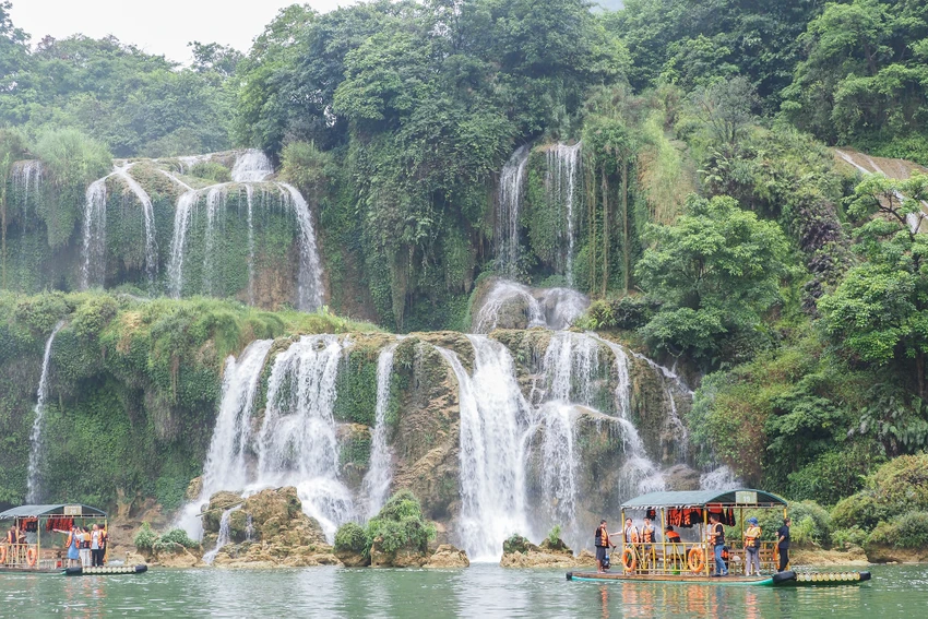 Thời gian vừa qua, do thời tiết khô hạn kéo dài, cùng với hoạt động tích nước của thủy điện phía thượng lưu khiến thác Bản Giốc, xã Đàm Thủy, huyện Trùng Khánh, tỉnh Cao Bằng rơi vào tình trạng thiếu nước, chỉ một số khung giờ nhất định thác mới có nước xả từ thủy điện. Thời gian vừa qua, do thời tiết khô hạn kéo dài, cùng với hoạt động tích nước của thủy điện phía thượng lưu khiến thác Bản Giốc, xã Đàm Thủy, huyện Trùng Khánh, tỉnh Cao Bằng rơi vào tình trạng thiếu nước, chỉ một số khung giờ nhất định thác mới có nước xả từ thủy điện.