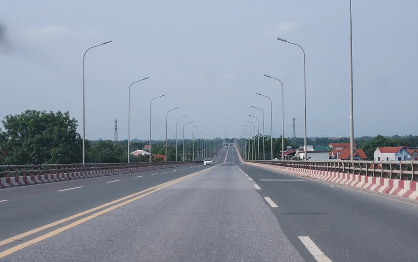Từ tháng 6-2014, cầu bắt đầu thay thế phà Vĩnh Thịnh vốn là huyết mạch giao thông chính nối Sơn Tây (Hà Nội) và Vĩnh Tường (Vĩnh Phúc). Các phương tiện dễ dàng lưu thông từ thị xã Sơn Tây (Hà Nội) hướng đi Vĩnh Tường, tỉnh Vĩnh Phúc và ngược lại.