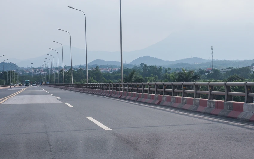 Đây là cây cầu bê tông cốt thép vĩnh cửu vượt sông có chiều dài lớn nhất Việt Nam từ trước đến nay với chiều dài 5,4 km (trong đó cầu dài 4,4 km và đường hai đầu cầu dài 1 km).