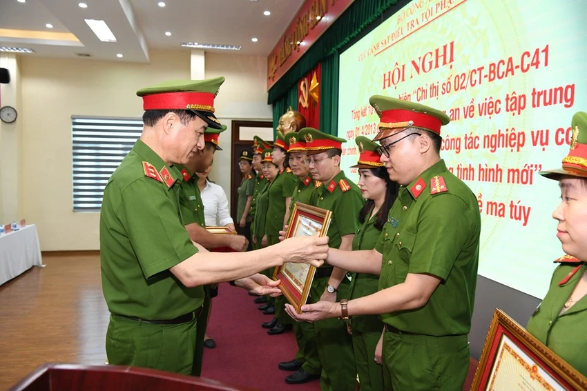 Lãnh đạo Bộ Công an trao bằng khen cho các cá nhân có thành tích xuất sắc trong thực hiện xây dựng Luật Phòng, chống ma tuý năm 2021. Ảnh BCA Lãnh đạo Bộ Công an trao bằng khen cho các cá nhân có thành tích xuất sắc trong thực hiện xây dựng Luật Phòng, chống ma tuý năm 2021. Ảnh BCA