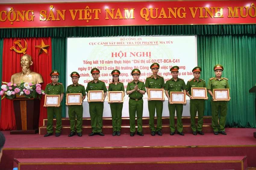 Các cá nhân được nhận Bằng khen tại Hội nghị. Ảnh BCA Các cá nhân được nhận Bằng khen tại Hội nghị. Ảnh BCA