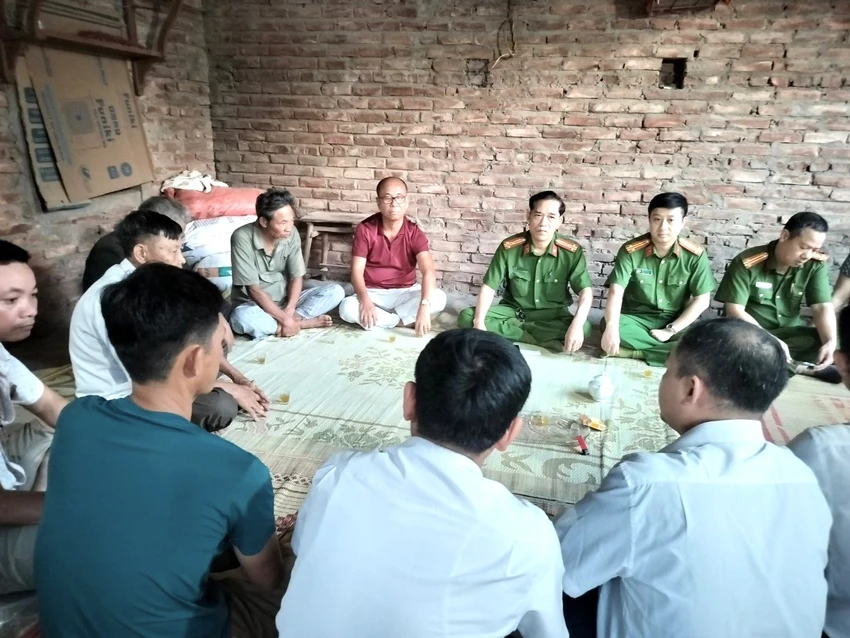 Đoàn công tác đại diện Công an huyện Mỹ Đức đến nhà xin lỗi gia đình bị hại. Ảnh CA