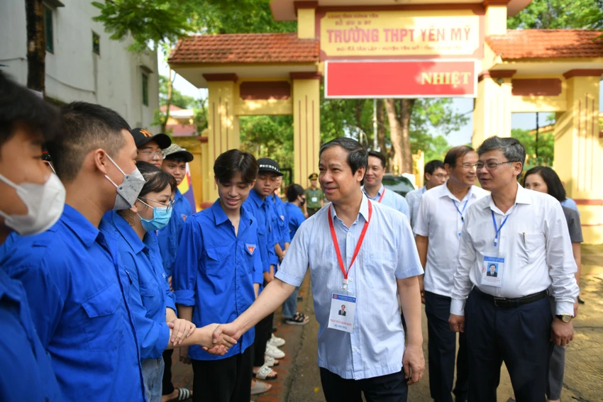Bộ trưởng động viên sinh viên tình nguyện làm nhiệm vụ tại điểm thi Trường THPT Yên Mỹ, Hưng Yên. Ảnh CTV Bộ trưởng động viên sinh viên tình nguyện làm nhiệm vụ tại điểm thi Trường THPT Yên Mỹ, Hưng Yên. Ảnh CTV