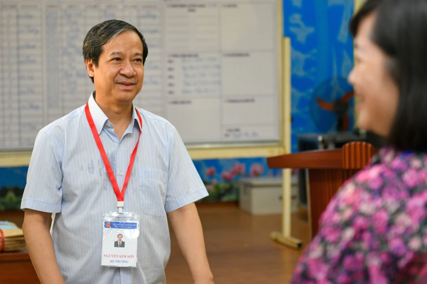Bộ trưởng kiểm tra tại điểm thi Trường THPT Yên Mỹ, Hưng Yên. Ảnh CTV Bộ trưởng kiểm tra tại điểm thi Trường THPT Yên Mỹ, Hưng Yên. Ảnh CTV