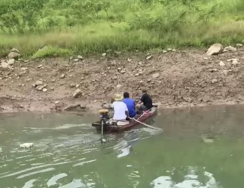 Lực lượng chức năng phát hiện, xử lý người dân dùng kích điện bắt cá trên sông Đà. Ảnh: CACC Lực lượng chức năng phát hiện, xử lý người dân dùng kích điện bắt cá trên sông Đà. Ảnh: CACC