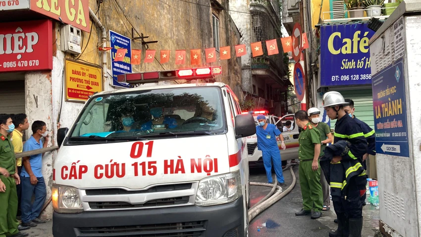 Xe cứu thương túc trực tại thời điểm chữa cháy. Ảnh: CTV