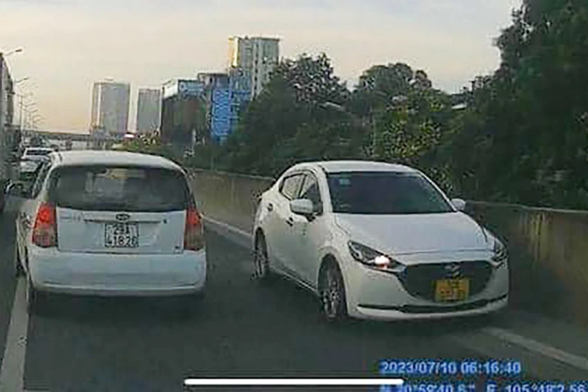 Thời điểm nữ tài xế điều khiển xe đi ngược chiều trên Vành đai 3 trên cao. Ảnh cắt từ clip Thời điểm nữ tài xế điều khiển xe đi ngược chiều trên Vành đai 3 trên cao. Ảnh cắt từ clip
