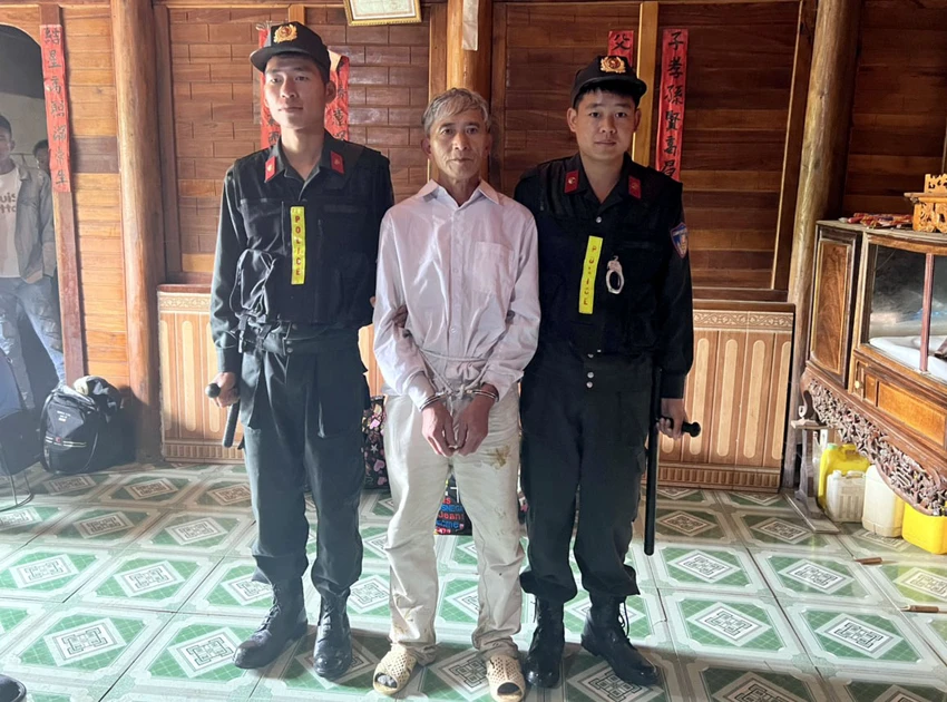 Nghi phạm Tẩn Yêu Hò (giữa). Ảnh CA