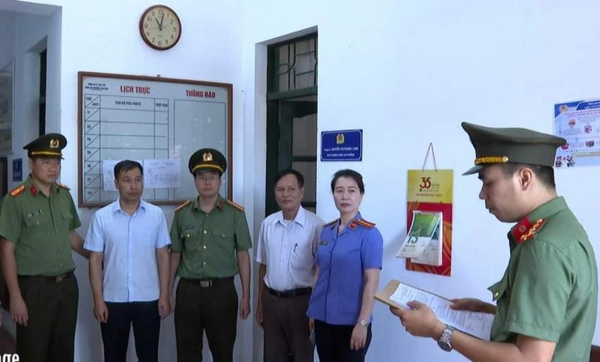 Cơ quan An ninh điều tra đọc lệnh bắt bị can để tạm giam đối với Nguyễn Tiến Lâm (thứ 2 từ bên trái vào). Ảnh CA Cơ quan An ninh điều tra đọc lệnh bắt bị can để tạm giam đối với Nguyễn Tiến Lâm (thứ 2 từ bên trái vào). Ảnh CA