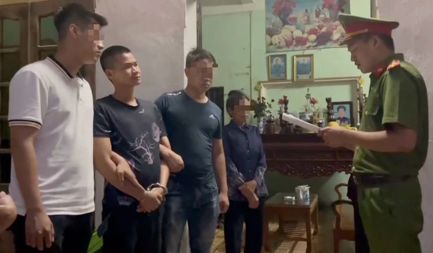 Công an đọc các quyết định đối với Lê Văn Công. Ảnh: CTV Công an đọc các quyết định đối với Lê Văn Công. Ảnh: CTV