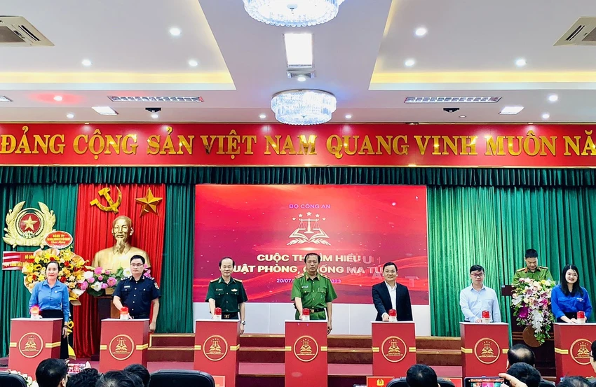 Các đại biểu ấn nút chính thức phát động cuộc thi Tìm hiểu Luật Phòng, chống ma tuý. Ảnh CTV Các đại biểu ấn nút chính thức phát động cuộc thi Tìm hiểu Luật Phòng, chống ma tuý. Ảnh CTV