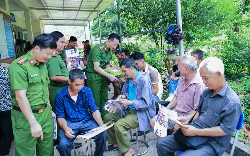 Đoàn viên, thanh niên C04 phát tờ rơi tuyên truyền phòng, chống ma túy cho bà con nhân dân xã Nà Phặc. Ảnh BCA Đoàn viên, thanh niên C04 phát tờ rơi tuyên truyền phòng, chống ma túy cho bà con nhân dân xã Nà Phặc. Ảnh BCA