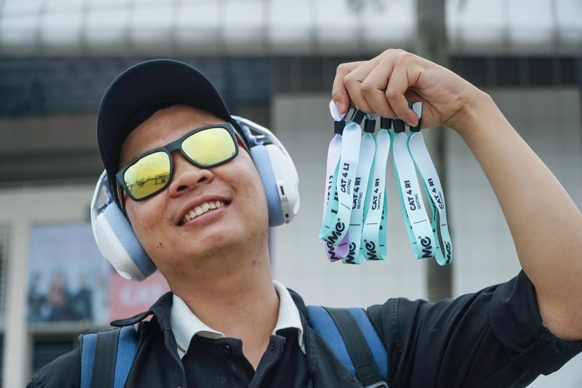 Bạn Nguyễn Minh Đức (Ngụ ở Vũng Tàu) nói vui: "Em nhịn ăn mì tôm và đi xuyên Việt để có tiền mua vé... Ngày mai em sẽ cùng nhóm bạn của mình tụ hội để xem BlackPink biểu diễn". Bạn Nguyễn Minh Đức (Ngụ ở Vũng Tàu) nói vui: "Em nhịn ăn mì tôm và đi xuyên Việt để có tiền mua vé... Ngày mai em sẽ cùng nhóm bạn của mình tụ hội để xem BlackPink biểu diễn".