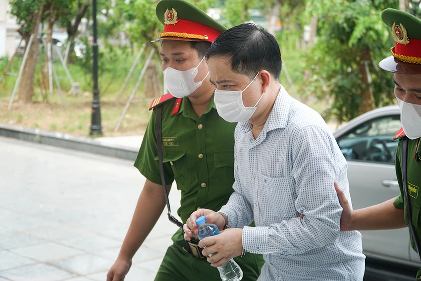 Bị cáo Phạm Trung Kiên, cựu thư ký Thứ trưởng Bộ Y tế, bị cáo buộc đã nhận hối lộ 253 lần, số tiền 42,6 tỉ đồng và bị VKS đề nghị mức án tử hình. Bị cáo Phạm Trung Kiên, cựu thư ký Thứ trưởng Bộ Y tế, bị cáo buộc đã nhận hối lộ 253 lần, số tiền 42,6 tỉ đồng và bị VKS đề nghị mức án tử hình.
