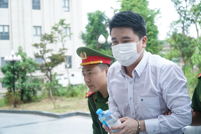 Cựu phó chủ tịch UBND tỉnh Quảng Nam Trần Văn Tân. Cựu phó chủ tịch UBND tỉnh Quảng Nam Trần Văn Tân.