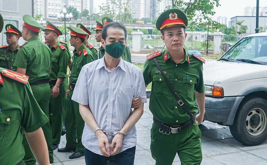 Cựu thứ trưởng Bộ Ngoại giao Tô Anh Dũng bị đề nghị 12-13 năm tù. Cựu thứ trưởng Bộ Ngoại giao Tô Anh Dũng bị đề nghị 12-13 năm tù.
