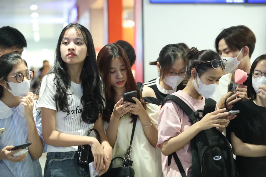 Những ánh mắt mong mỏi chờ được nhìn thấy "thần tượng". Những ánh mắt mong mỏi chờ được nhìn thấy "thần tượng".