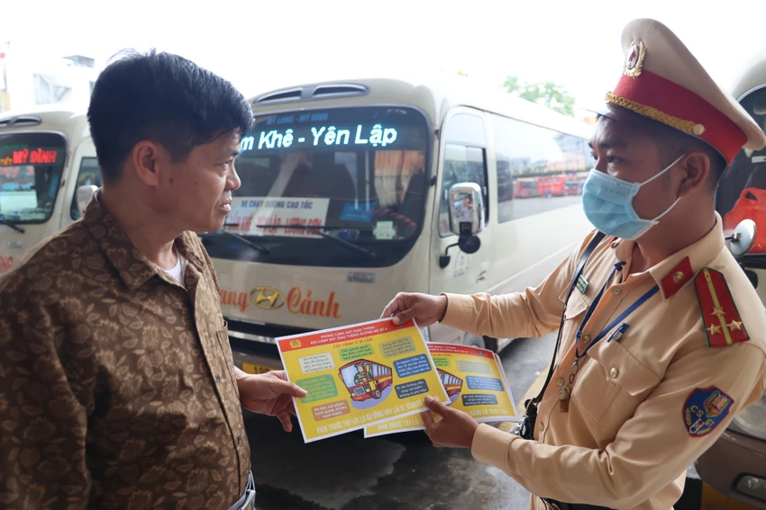 Các tổ chức, cá nhân kinh doanh vận tải, được cán bộ đội CSGT số 6 tuyên truyền vận động ký cam kết bảo đảm an toàn giao thông, không giao phương tiện cho người không đủ điều kiện, khả năng điều khiển, người đã sử dụng rượu, bia, có biểu hiện sử dụng ma túy hoặc các chất kích thích khác. Các tổ chức, cá nhân kinh doanh vận tải, được cán bộ đội CSGT số 6 tuyên truyền vận động ký cam kết bảo đảm an toàn giao thông, không giao phương tiện cho người không đủ điều kiện, khả năng điều khiển, người đã sử dụng rượu, bia, có biểu hiện sử dụng ma túy hoặc các chất kích thích khác.