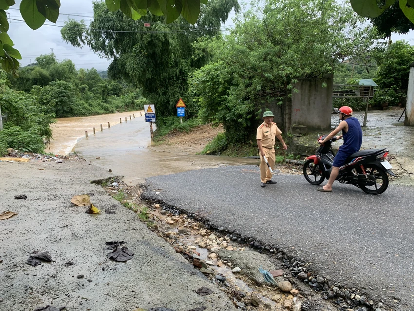 Một số điểm tuyến đường ngập úng ở Hòa Bình được lực lượng chức năng cắm biển cảnh báo, hỗ trợ người tham gia giao thông. Ảnh CA Một số điểm tuyến đường ngập úng ở Hòa Bình được lực lượng chức năng cắm biển cảnh báo, hỗ trợ người tham gia giao thông. Ảnh CA
