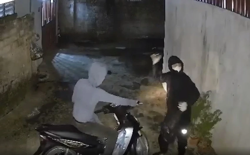 Hình ảnh nhóm người ném chất bẩn vào gia đình chị C được camera an ninh ghi lại.