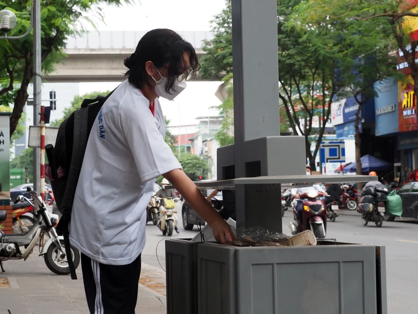 Bạn Nguyễn Thị Tuyết cho biết đã học cách phân loại rác ngay từ khi học phổ thông. Ảnh Văn Nam Bạn Nguyễn Thị Tuyết cho biết đã học cách phân loại rác ngay từ khi học phổ thông. Ảnh Văn Nam
