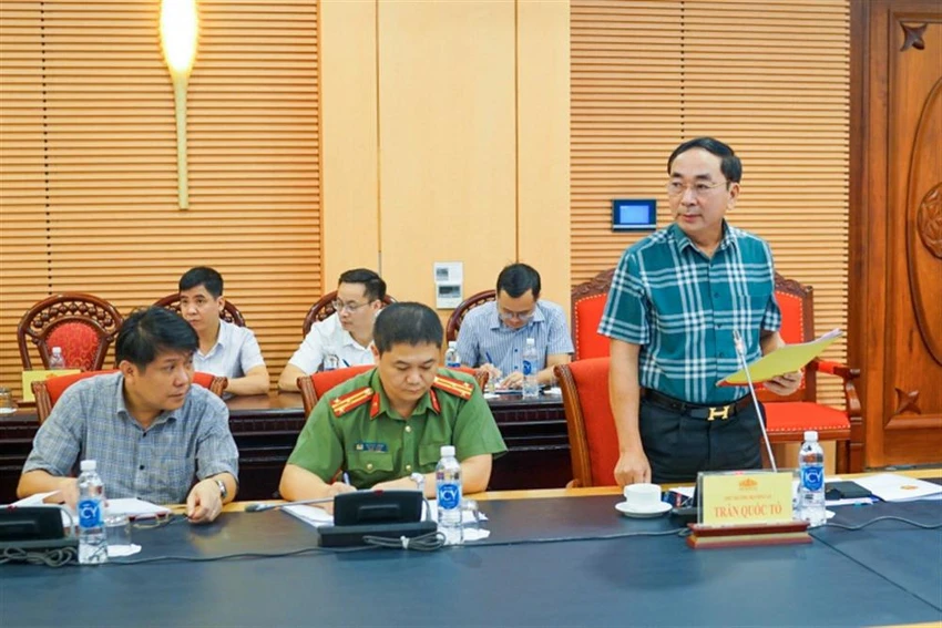 Thứ trưởng Trần Quốc Tỏ trình bày dự thảo Nghị quyết tại phiên họp. Ảnh: BCA Thứ trưởng Trần Quốc Tỏ trình bày dự thảo Nghị quyết tại phiên họp. Ảnh: BCA