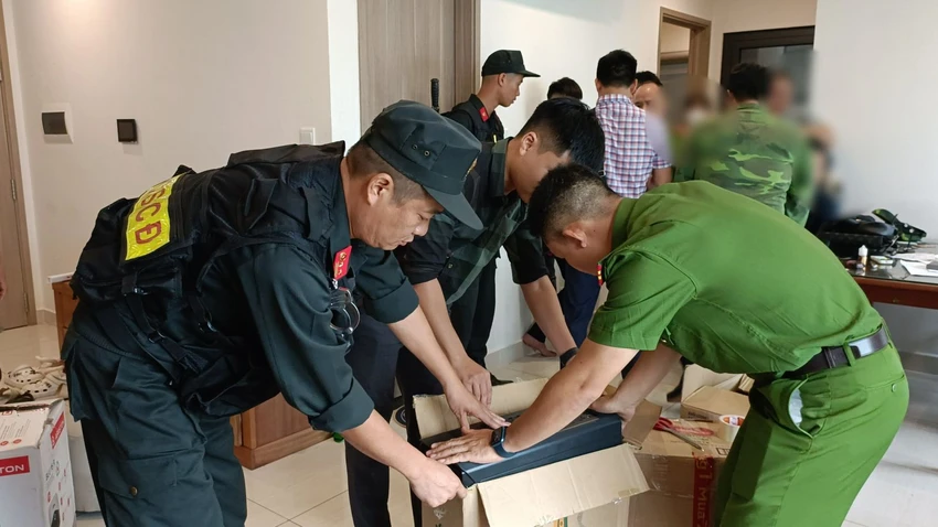 Lực lượng chức năng thu giữ các tài liệu, chứng cứ liên quan. Ảnh: CA Lực lượng chức năng thu giữ các tài liệu, chứng cứ liên quan. Ảnh: CA