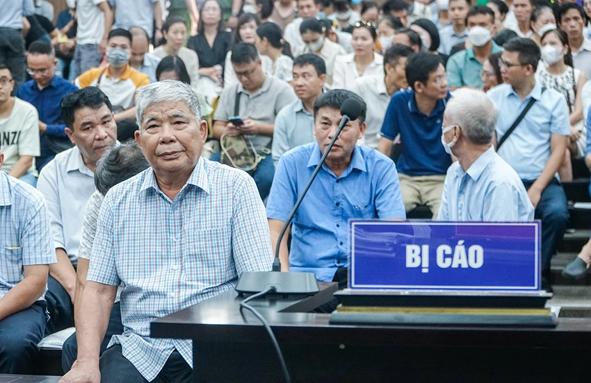 Ngoài ông Thản còn có 6 bị cáo là cựu cán bộ phường Kiến Hưng, quận Hà Đông bị xét xử về tội thiếu trách nhiệm gây hậu quả nghiêm trọng. Ngoài ông Thản còn có 6 bị cáo là cựu cán bộ phường Kiến Hưng, quận Hà Đông bị xét xử về tội thiếu trách nhiệm gây hậu quả nghiêm trọng.